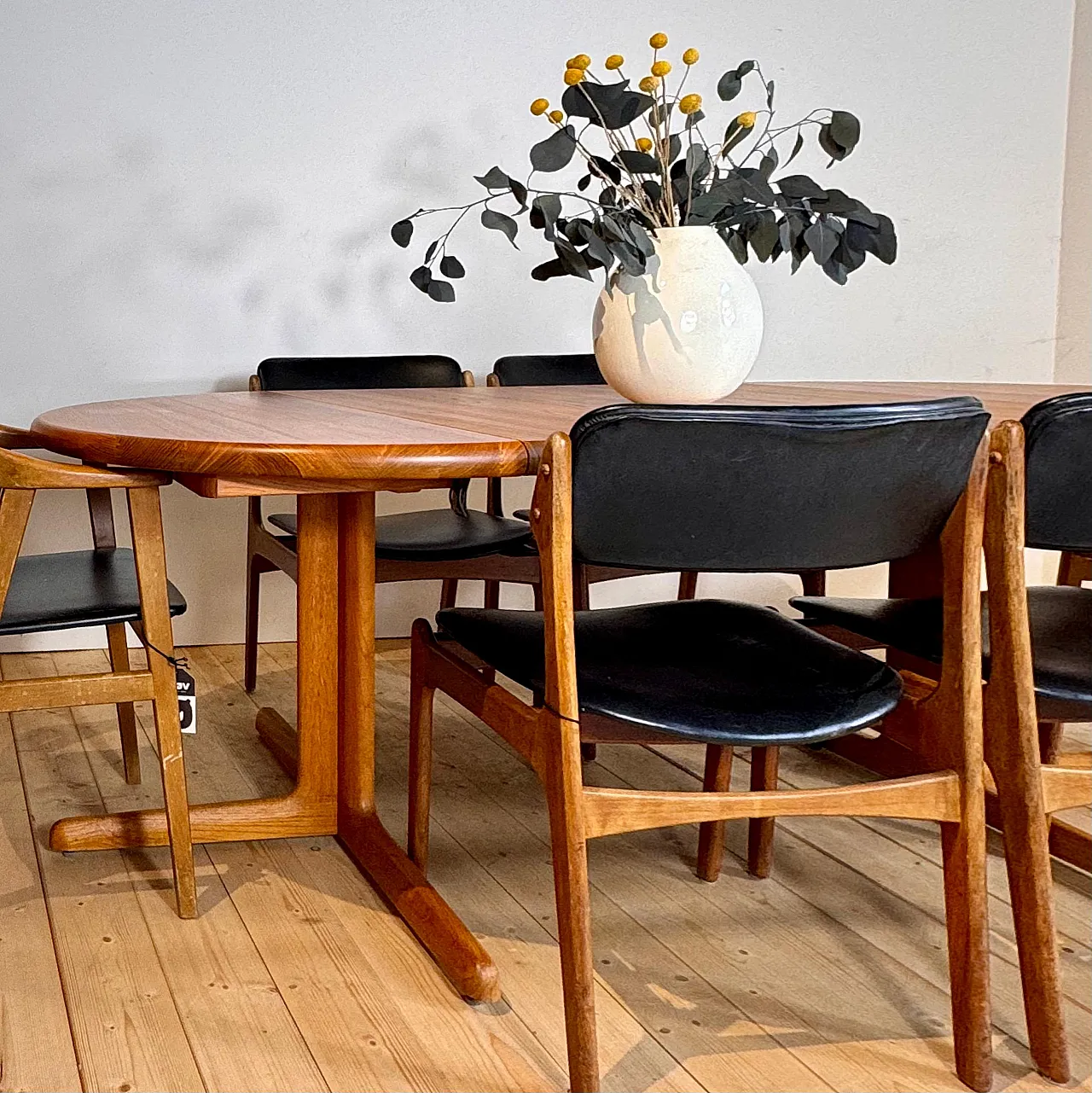 Round extendable dining table in Danish teak, 1960s 7