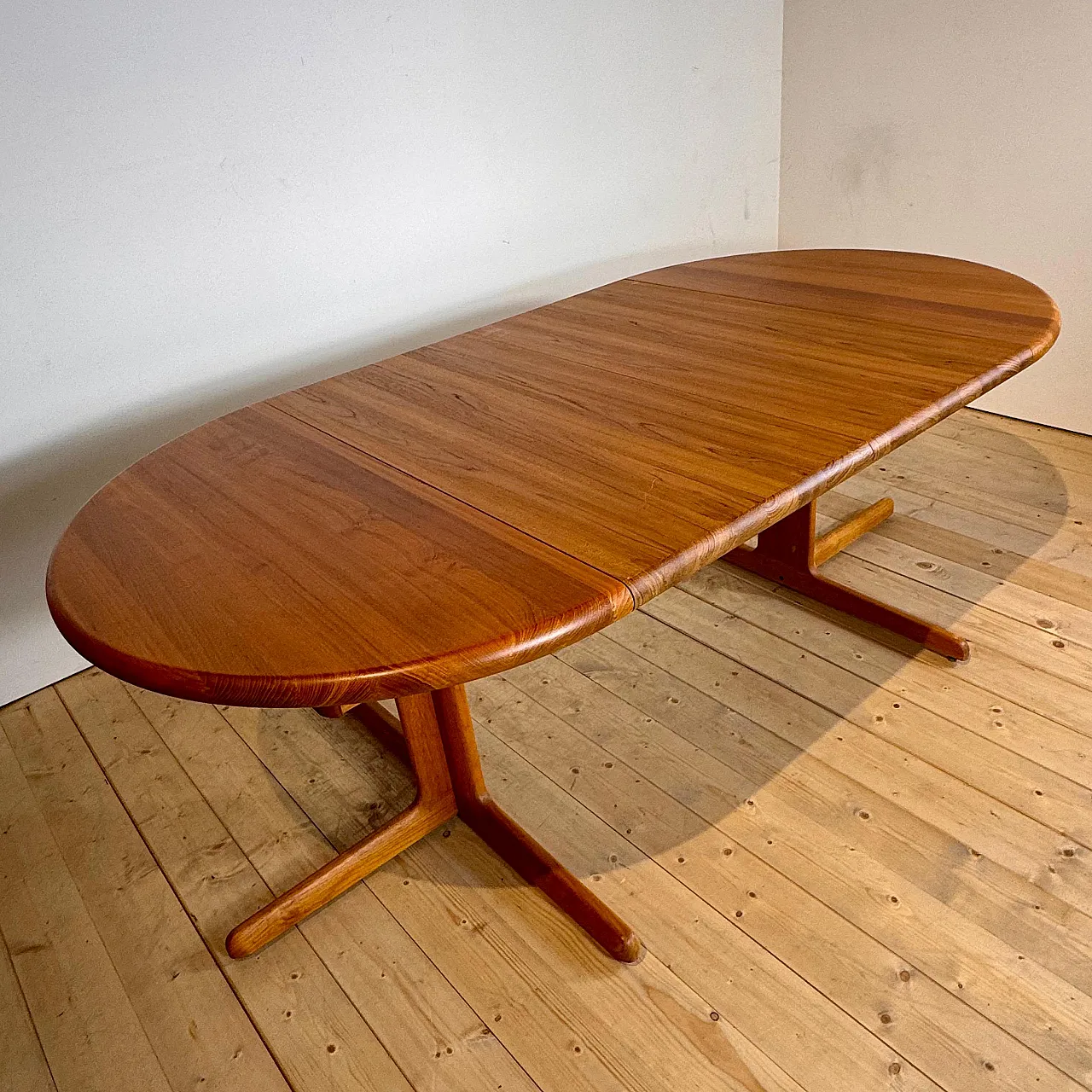Round extendable dining table in Danish teak, 1960s 8