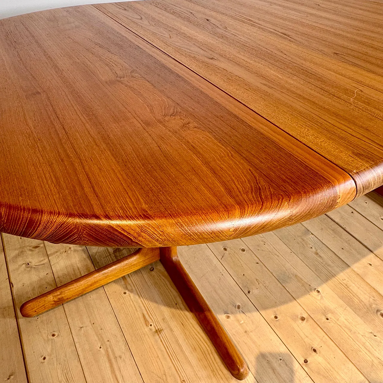 Round extendable dining table in Danish teak, 1960s 9