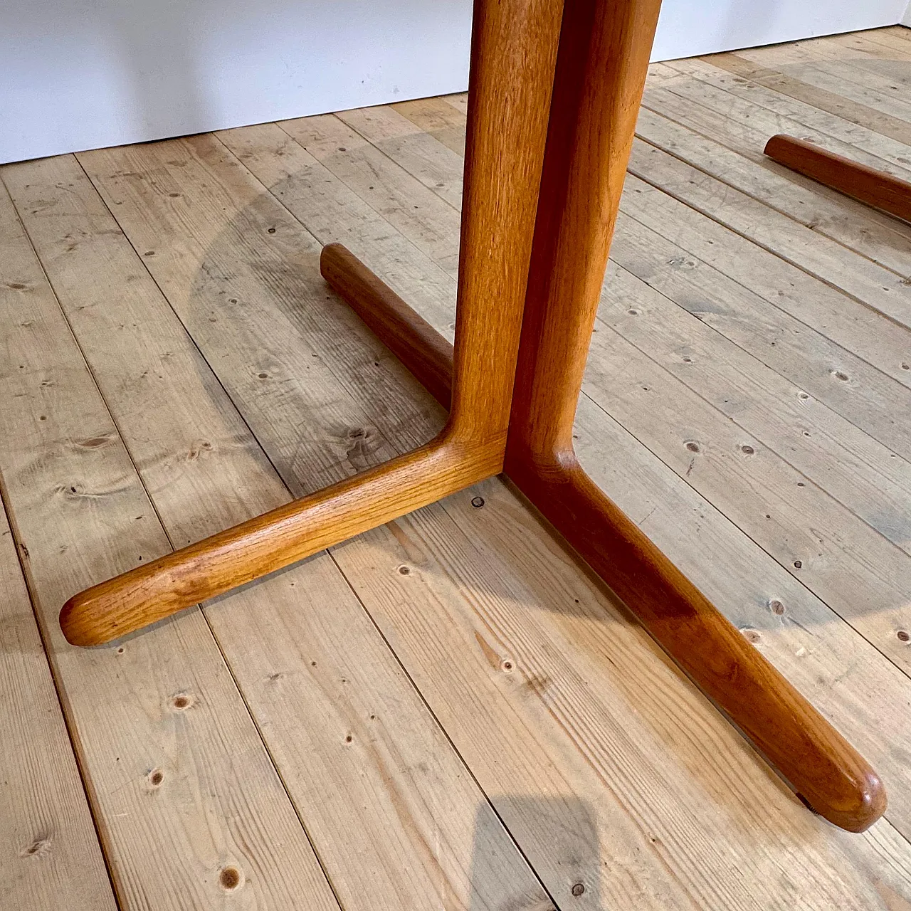 Round extendable dining table in Danish teak, 1960s 10