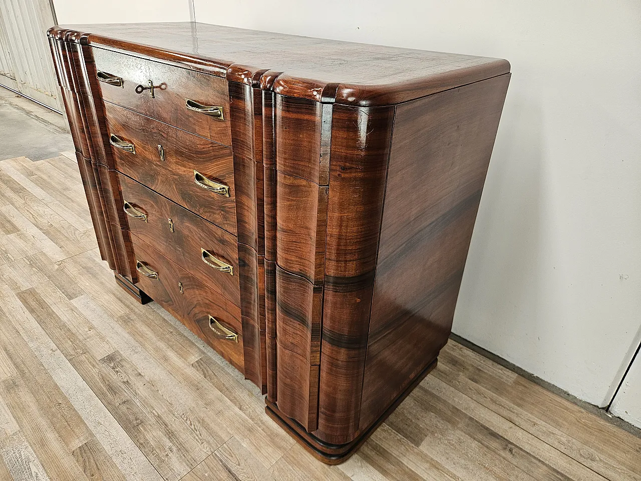 Decò chest of drawers in walnut with drawers and brass handles, 1940s 2