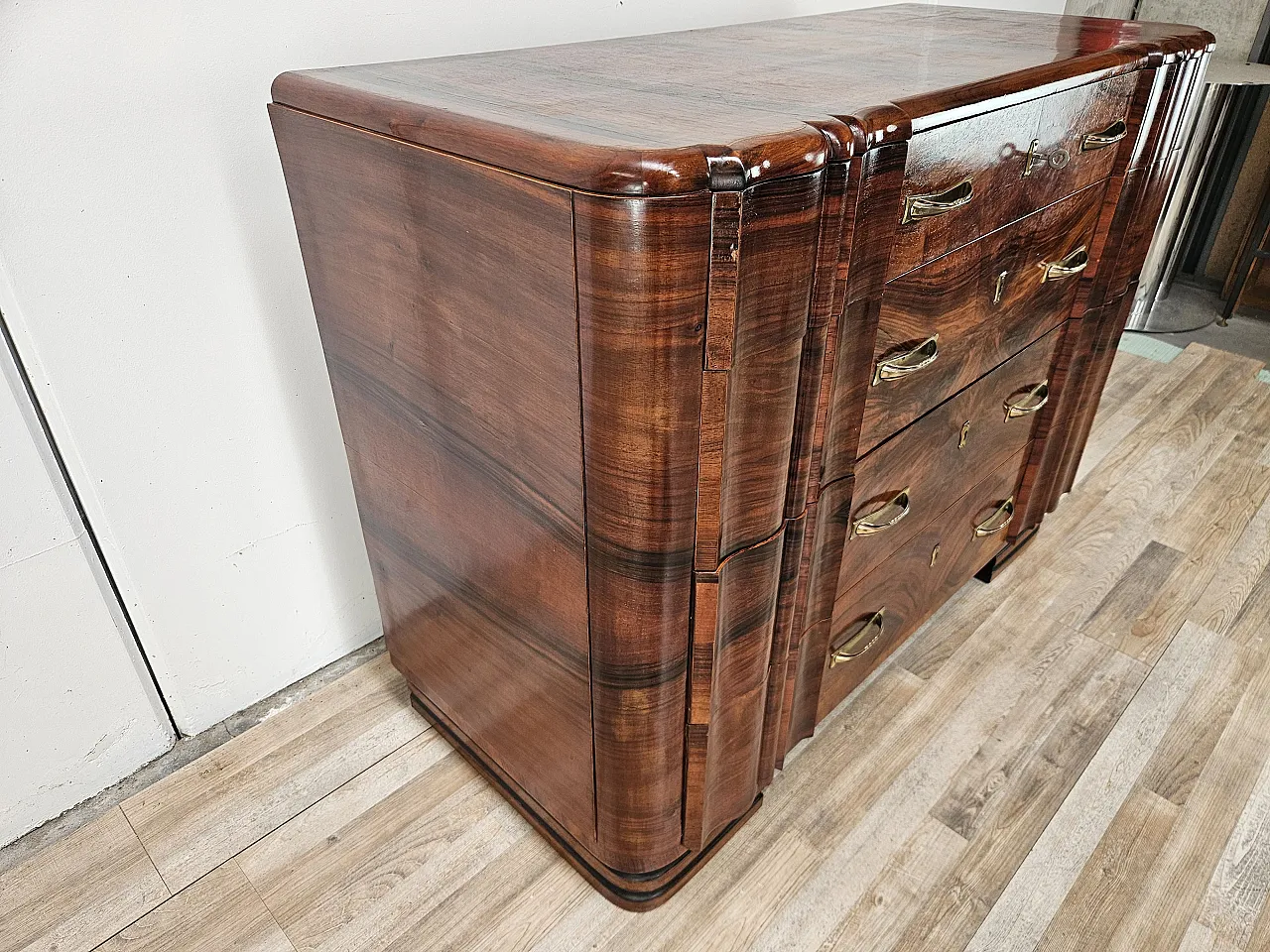 Decò chest of drawers in walnut with drawers and brass handles, 1940s 3
