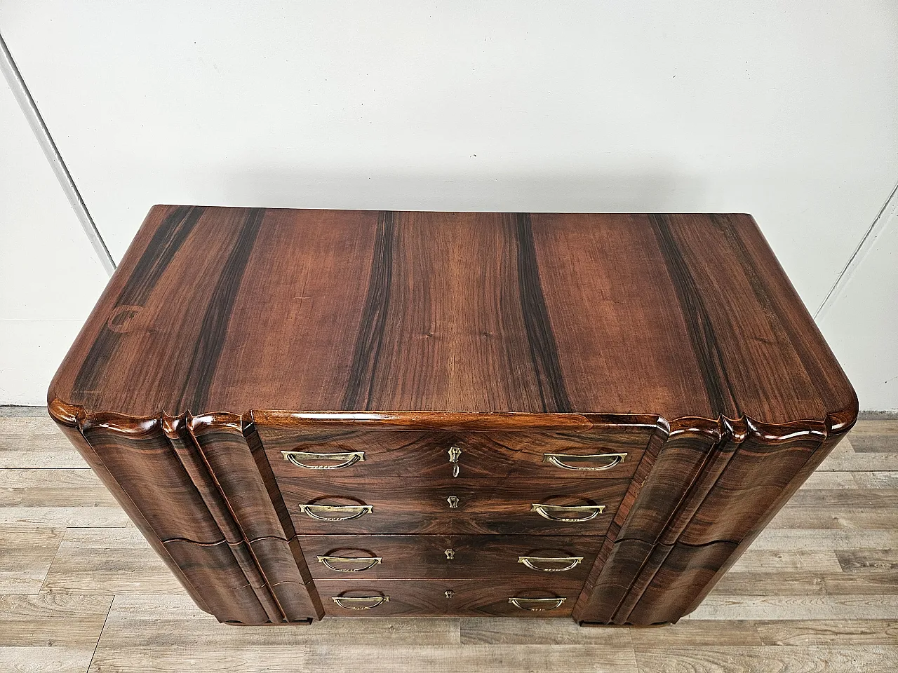 Decò chest of drawers in walnut with drawers and brass handles, 1940s 4