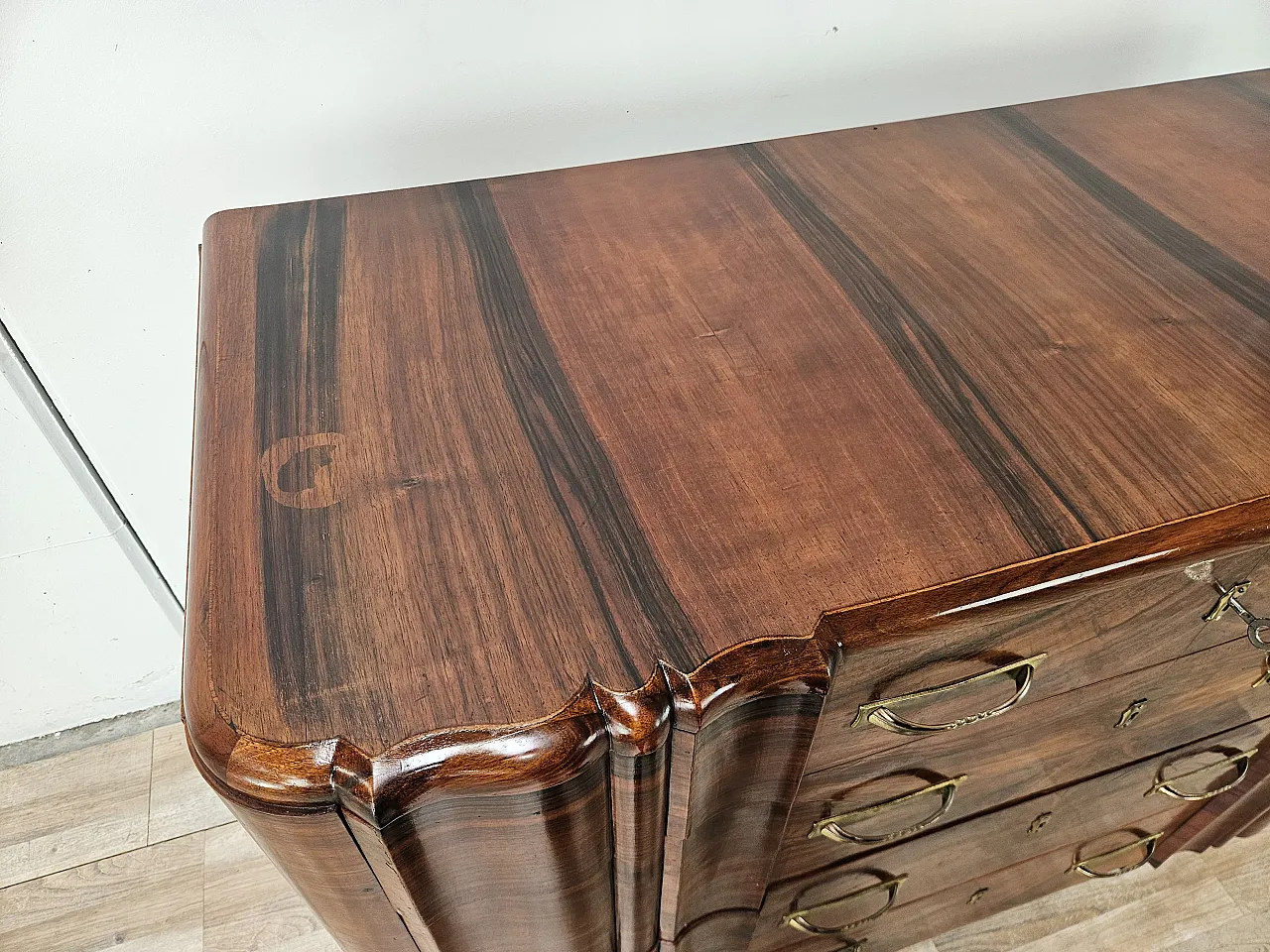 Decò chest of drawers in walnut with drawers and brass handles, 1940s 5