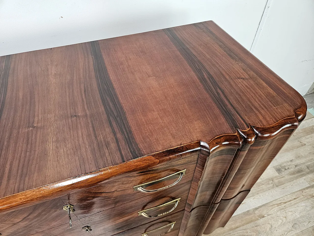 Decò chest of drawers in walnut with drawers and brass handles, 1940s 6