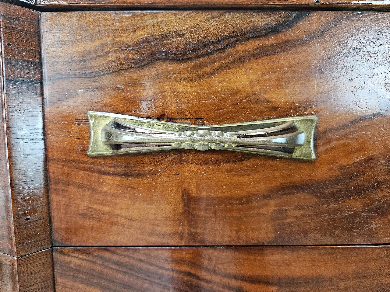 Decò chest of drawers in walnut with drawers and brass handles, 1940s 10