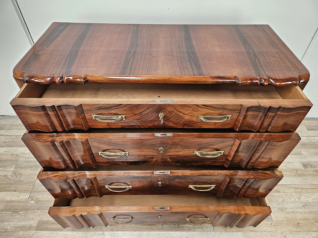Decò chest of drawers in walnut with drawers and brass handles, 1940s 12