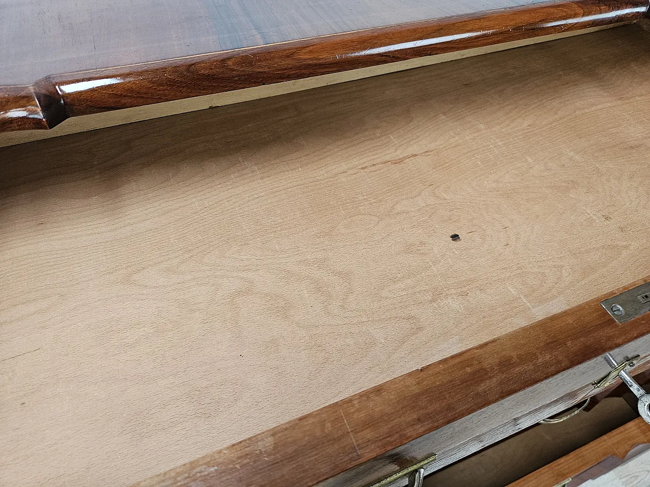 Decò chest of drawers in walnut with drawers and brass handles, 1940s 14