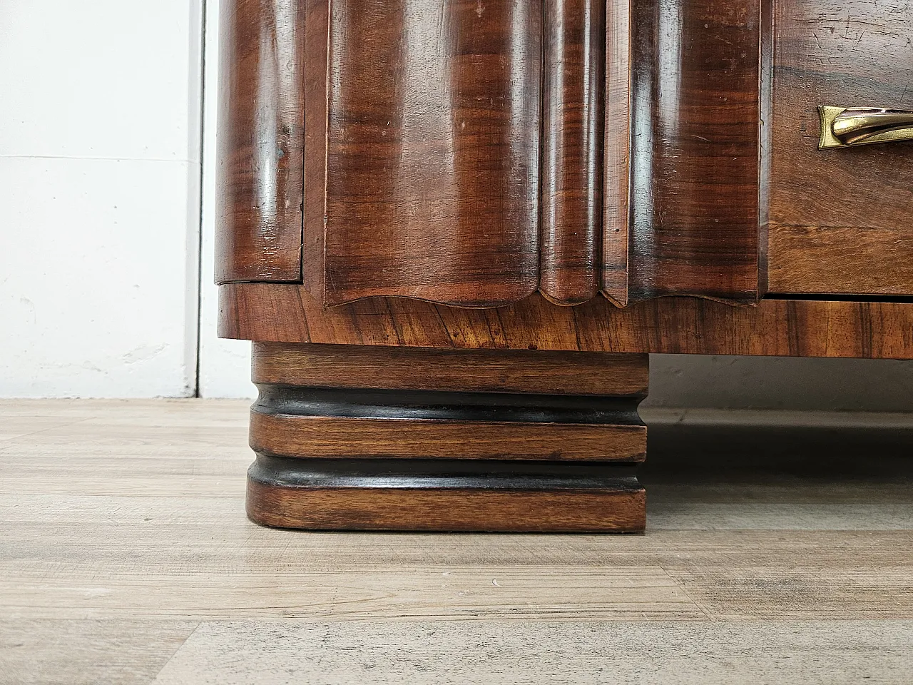 Decò chest of drawers in walnut with drawers and brass handles, 1940s 18