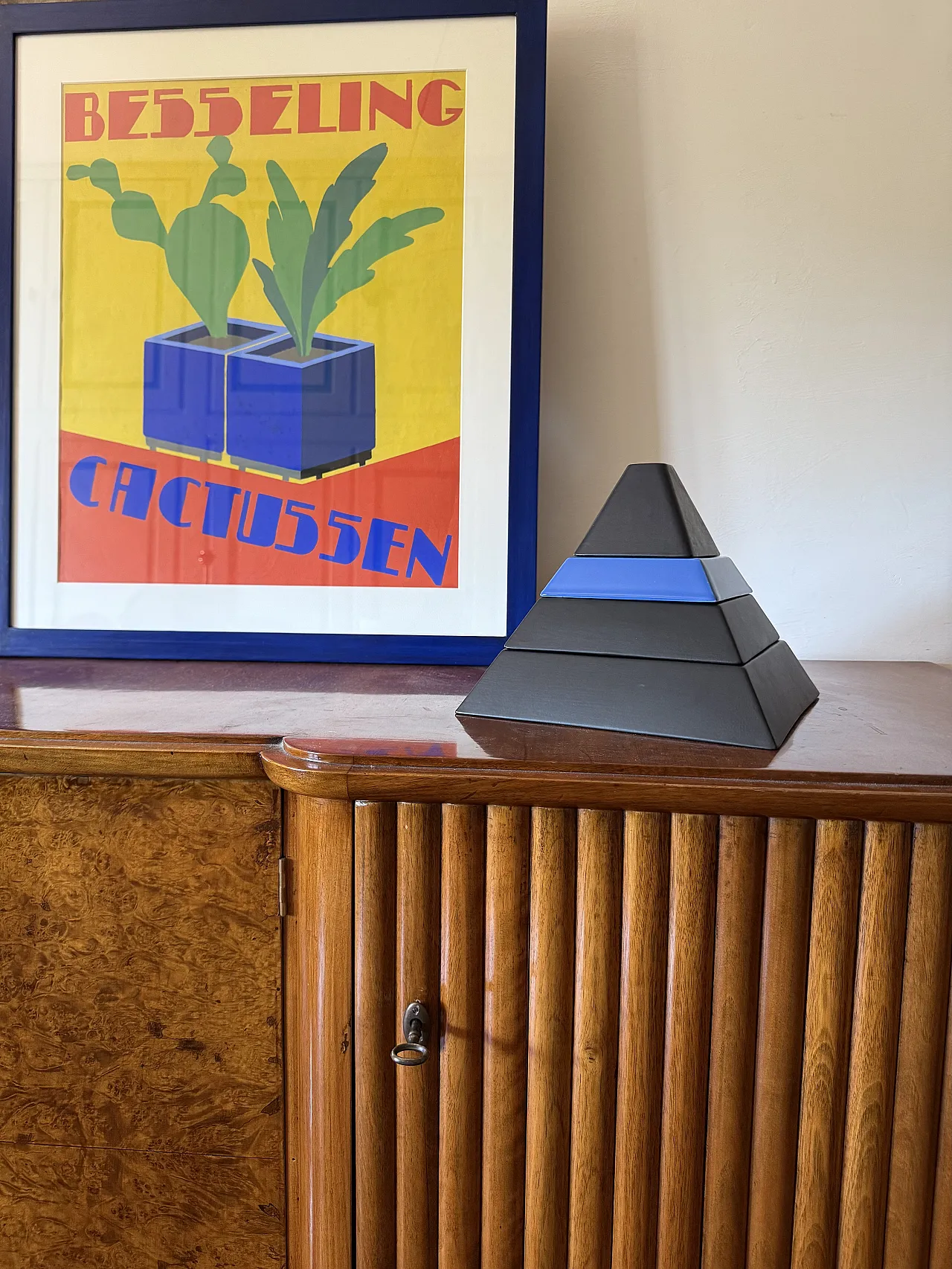 Pyramid-shaped ceramic centrepiece, Amalgames France 1980 2