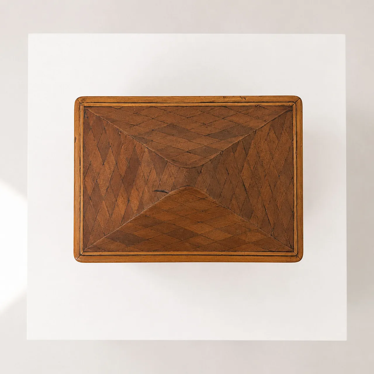 Scatola decorativa tea caddy Mid-Century in legno intarsiato e ottone 1