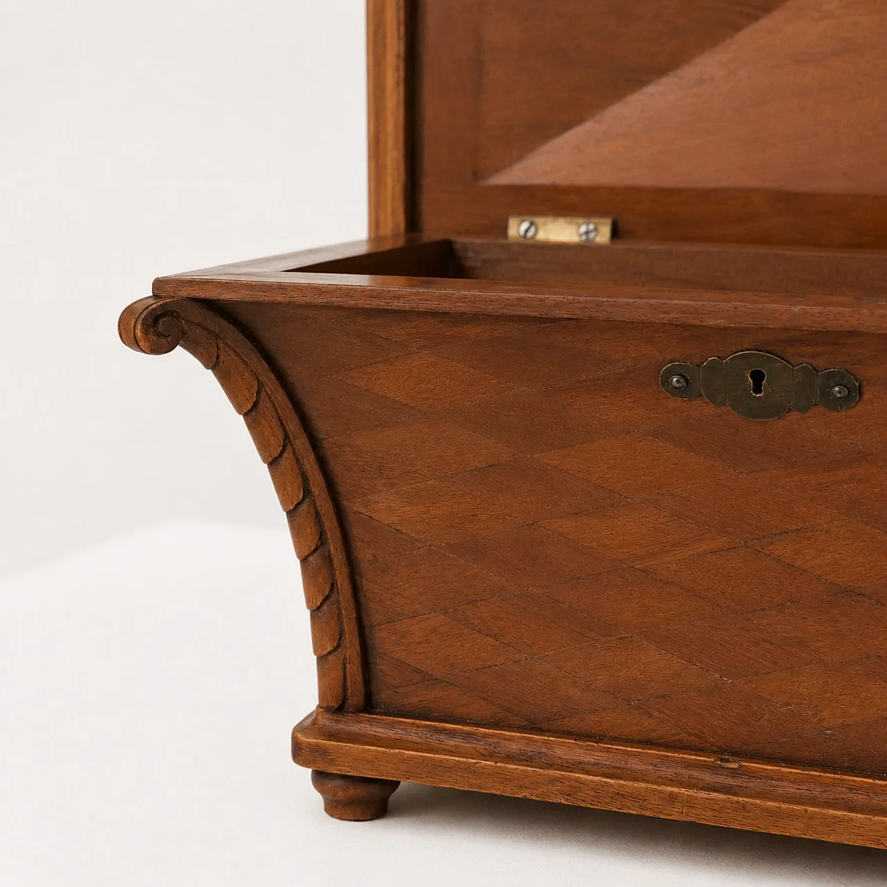 Scatola decorativa tea caddy Mid-Century in legno intarsiato e ottone 2