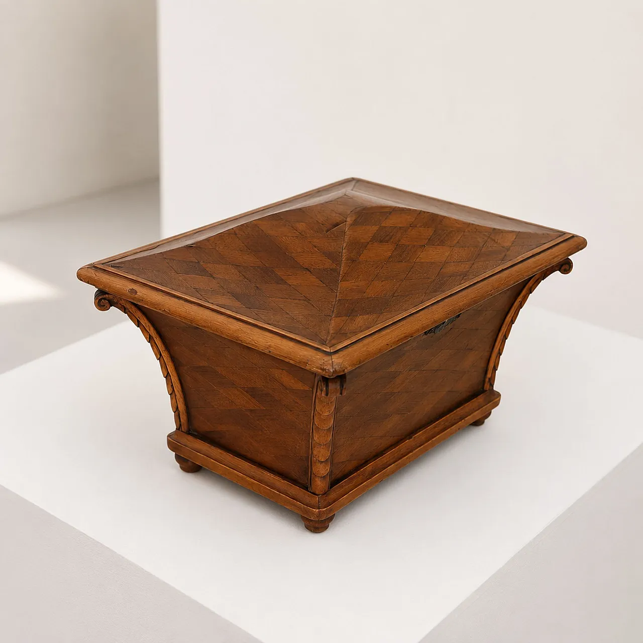 Scatola decorativa tea caddy Mid-Century in legno intarsiato e ottone 5