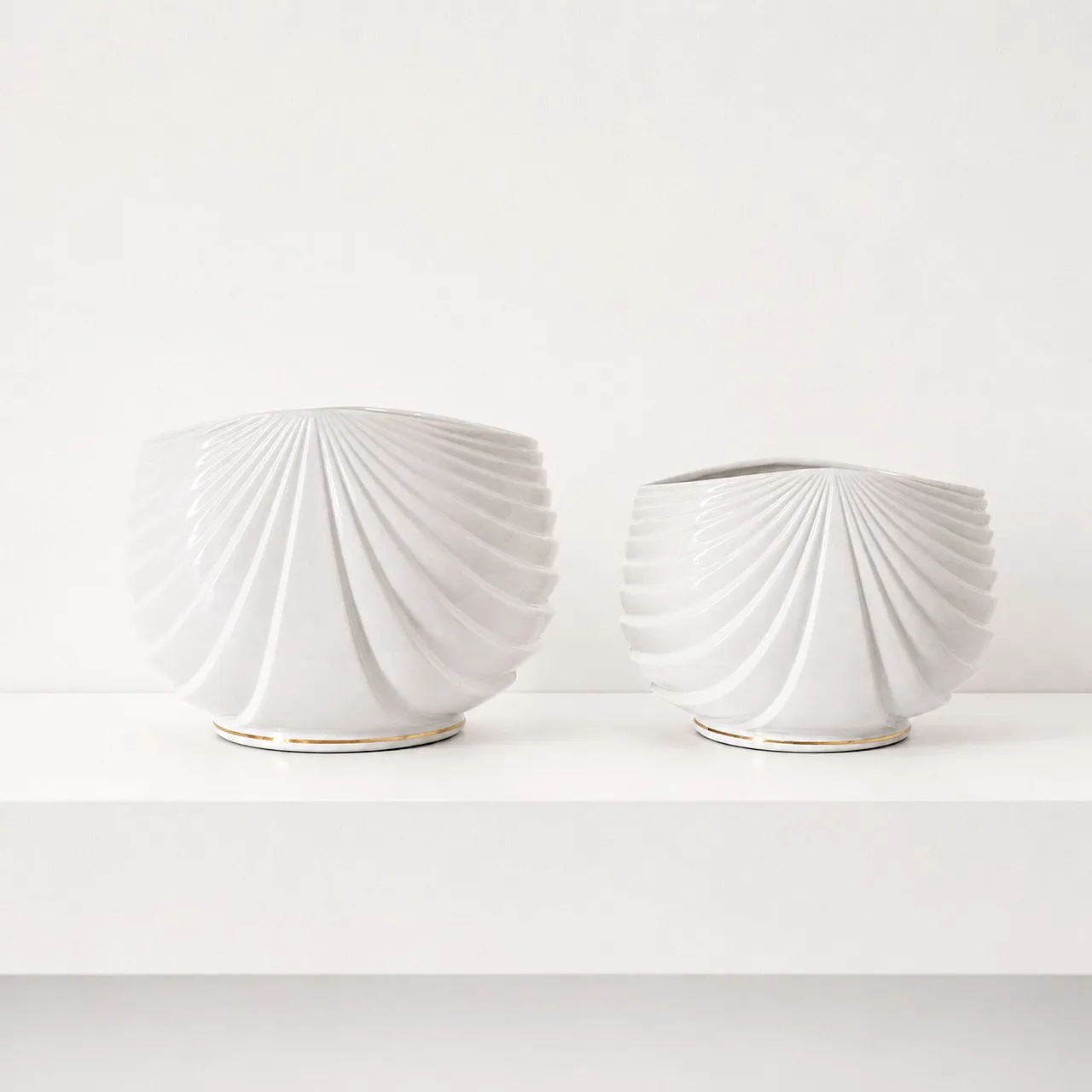 Pair of Gio Ponti style white and gold ceramic vases, 1970s 3