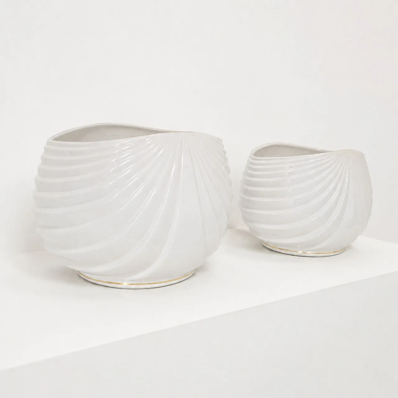 Pair of Gio Ponti style white and gold ceramic vases, 1970s 4