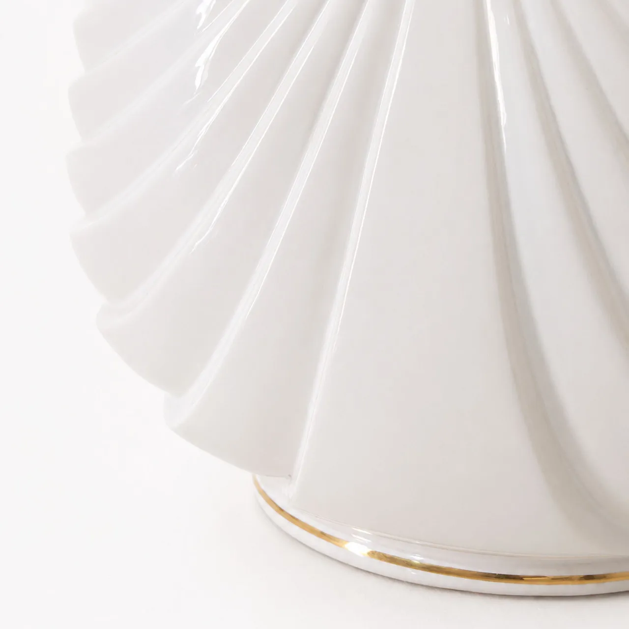 Pair of Gio Ponti style white and gold ceramic vases, 1970s 6