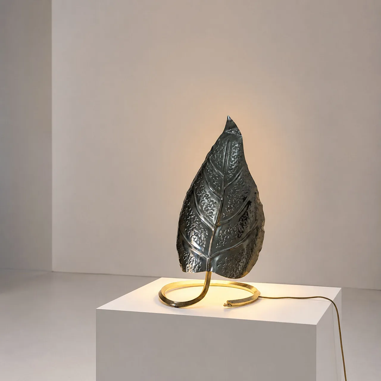 Tommaso Barbi style leaf-shaped brass lamp, Italy, 70s 3
