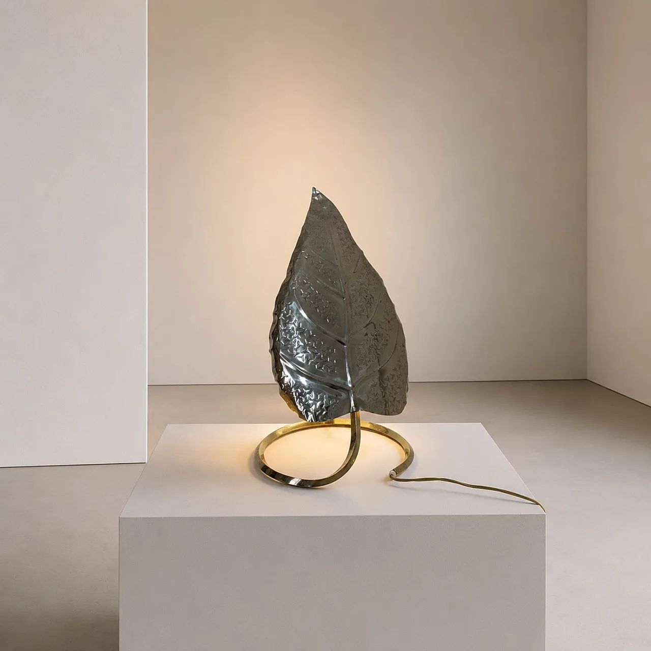 Tommaso Barbi style leaf-shaped brass lamp, Italy, 70s 4