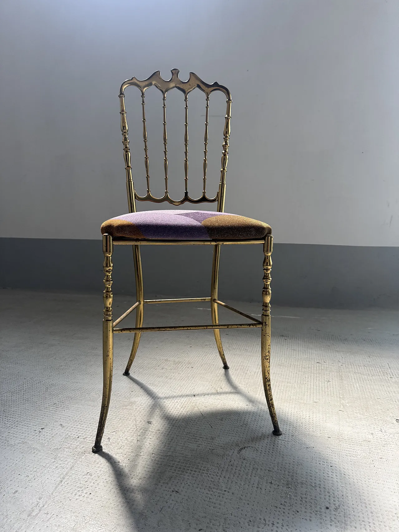 Set of 12 "Chiavarine" chairs in solid brass, Italy, 1950s 3