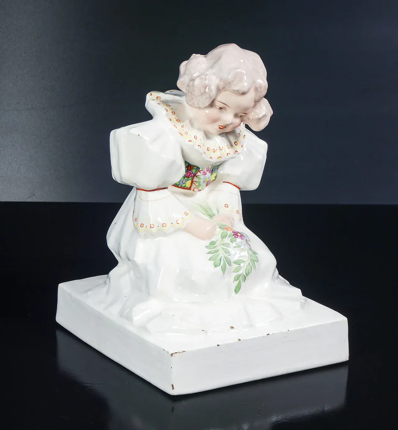 Ragazza inginocchiata con fiori, scultura in maiolica, anni '20 1