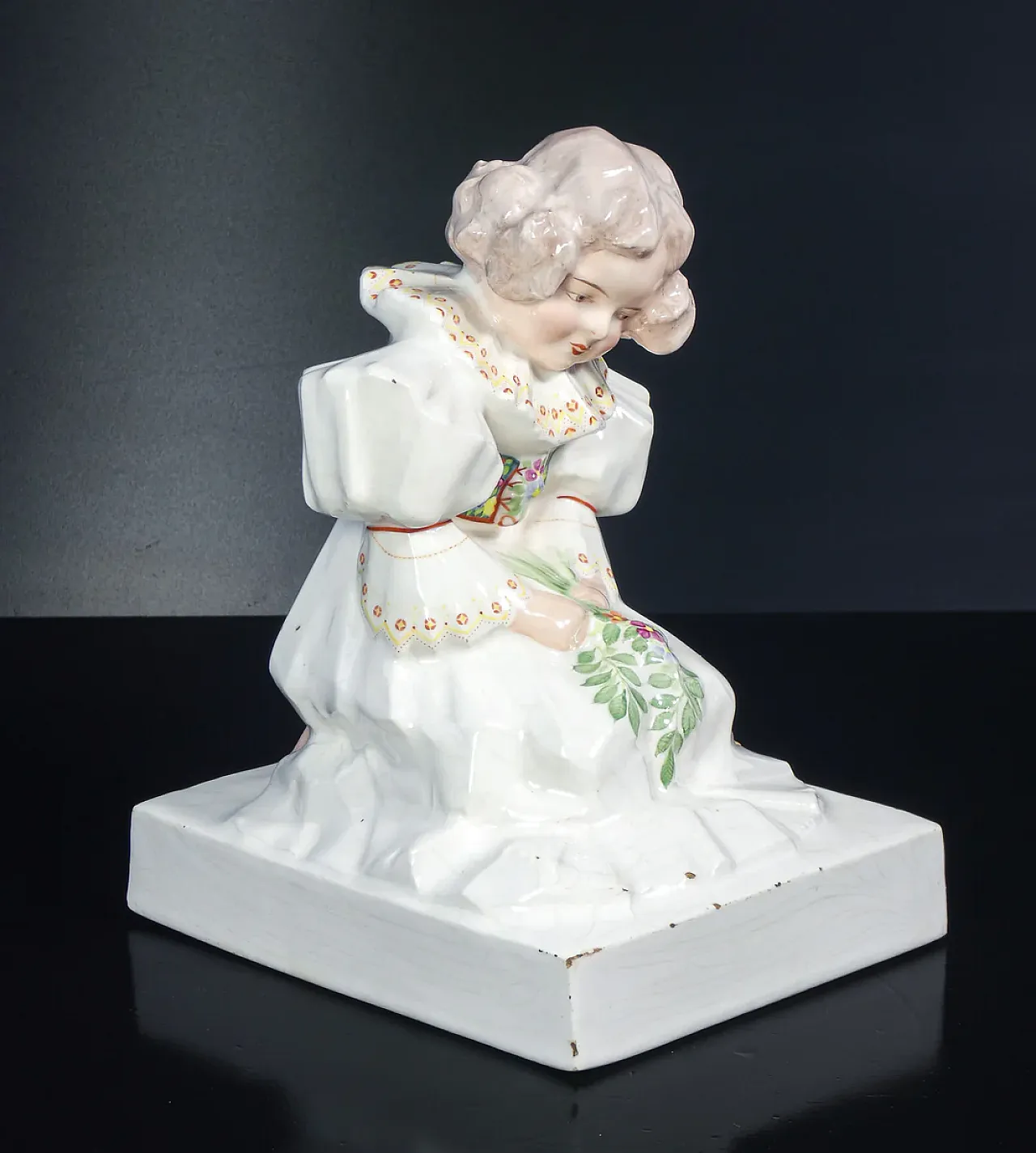 Ragazza inginocchiata con fiori, scultura in maiolica, anni '20 2
