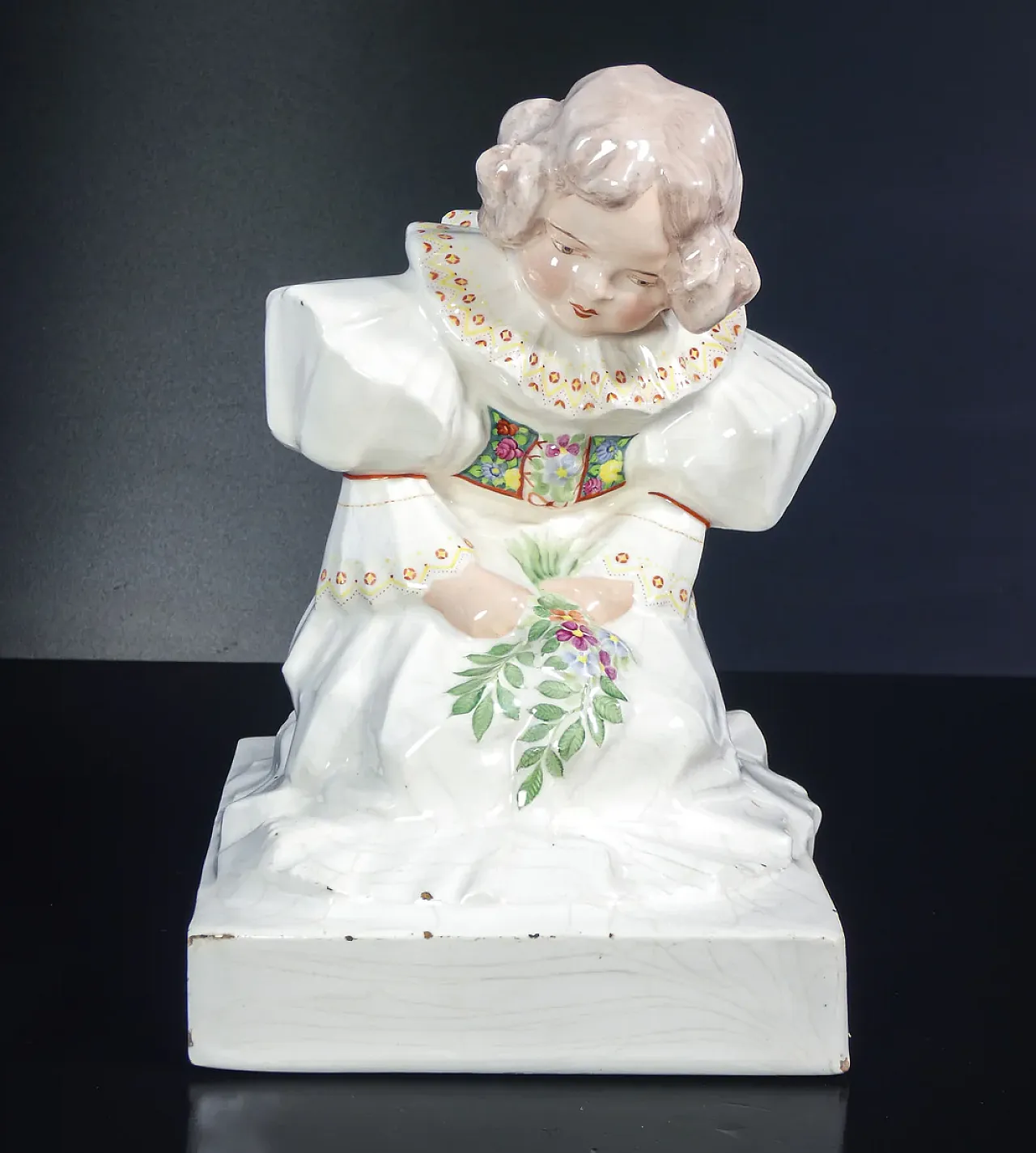 Ragazza inginocchiata con fiori, scultura in maiolica, anni '20 3