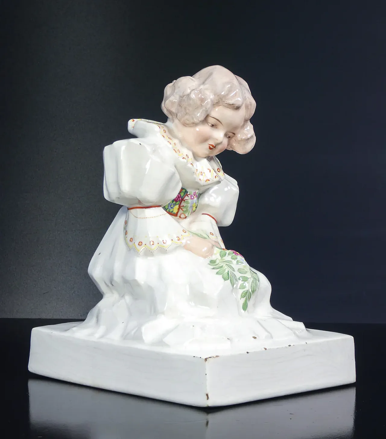 Ragazza inginocchiata con fiori, scultura in maiolica, anni '20 4