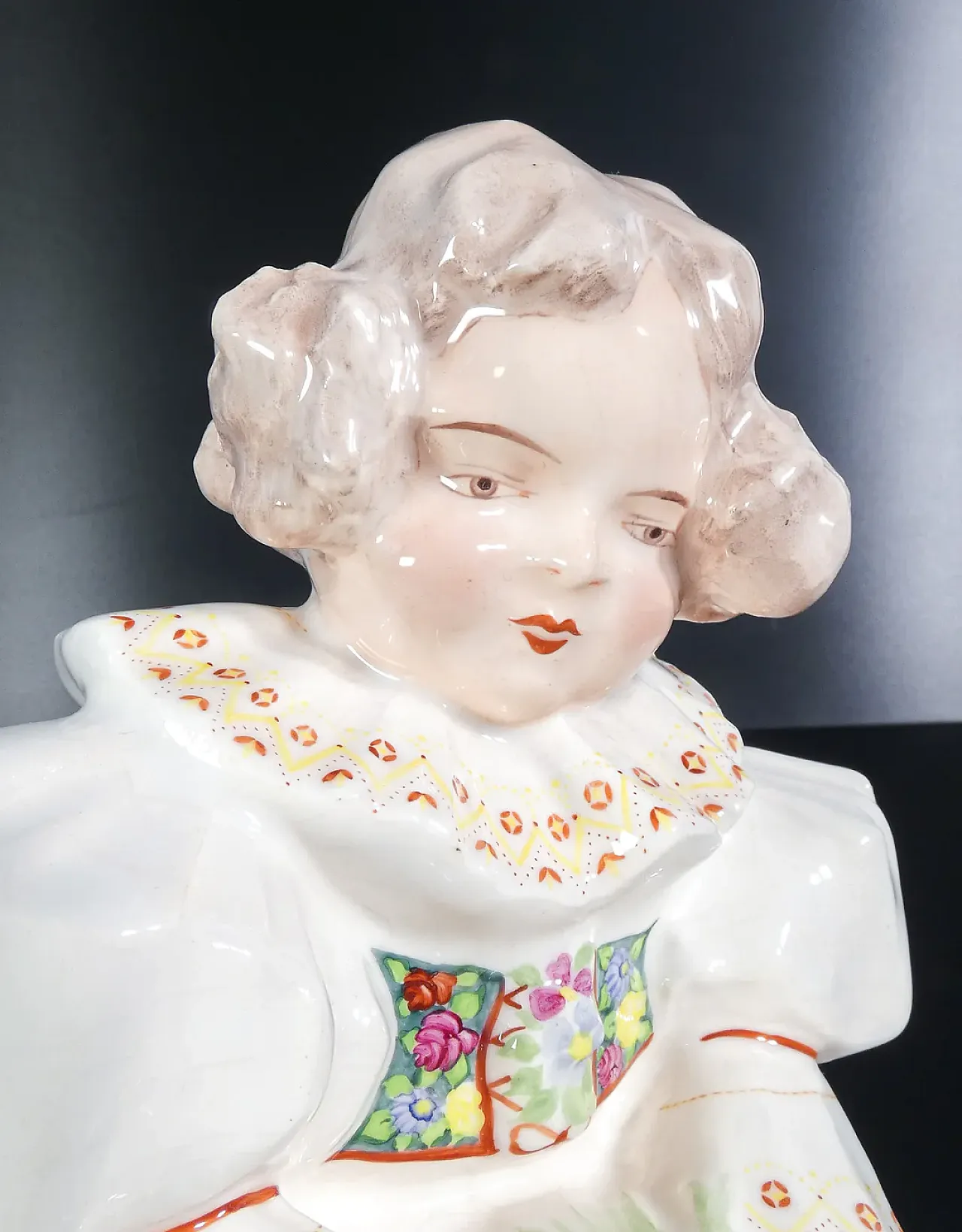 Ragazza inginocchiata con fiori, scultura in maiolica, anni '20 5