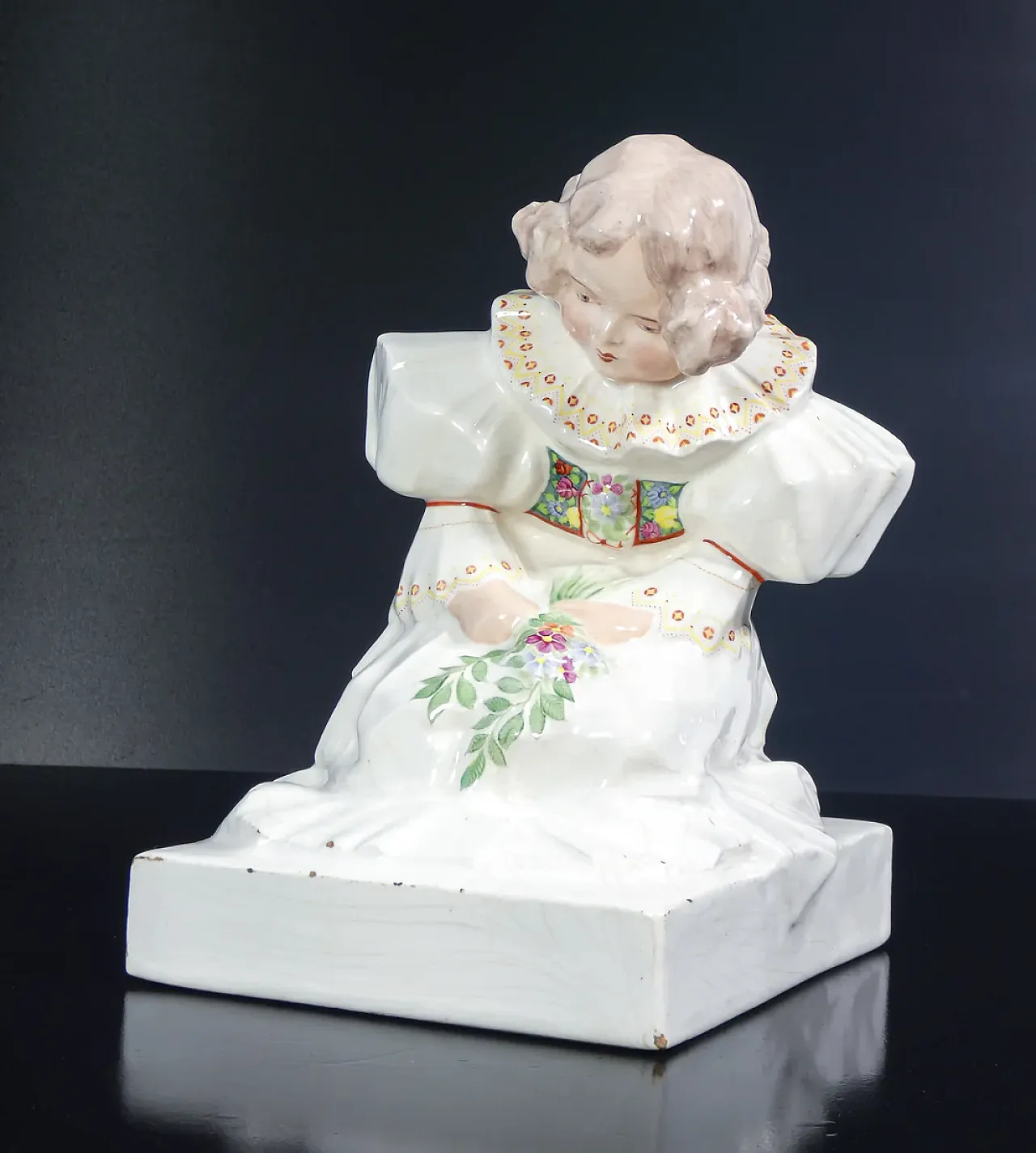 Ragazza inginocchiata con fiori, scultura in maiolica, anni '20 6