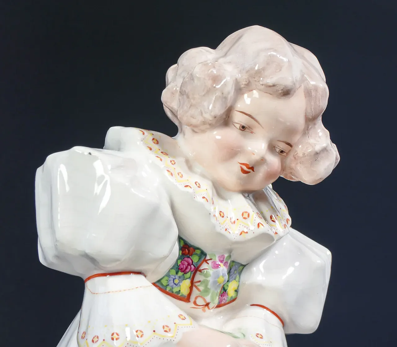 Ragazza inginocchiata con fiori, scultura in maiolica, anni '20 7