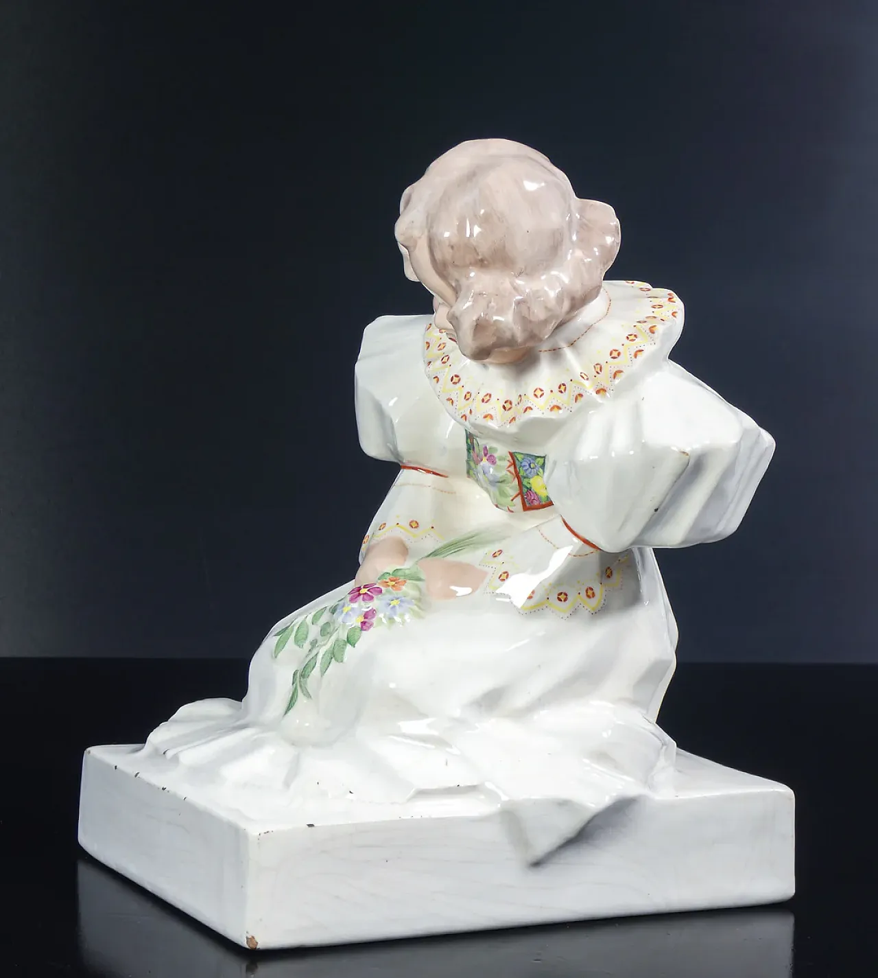 Ragazza inginocchiata con fiori, scultura in maiolica, anni '20 8