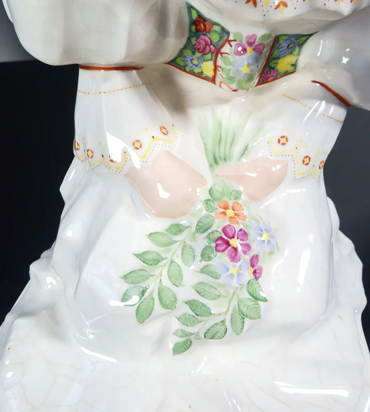 Ragazza inginocchiata con fiori, scultura in maiolica, anni '20 9