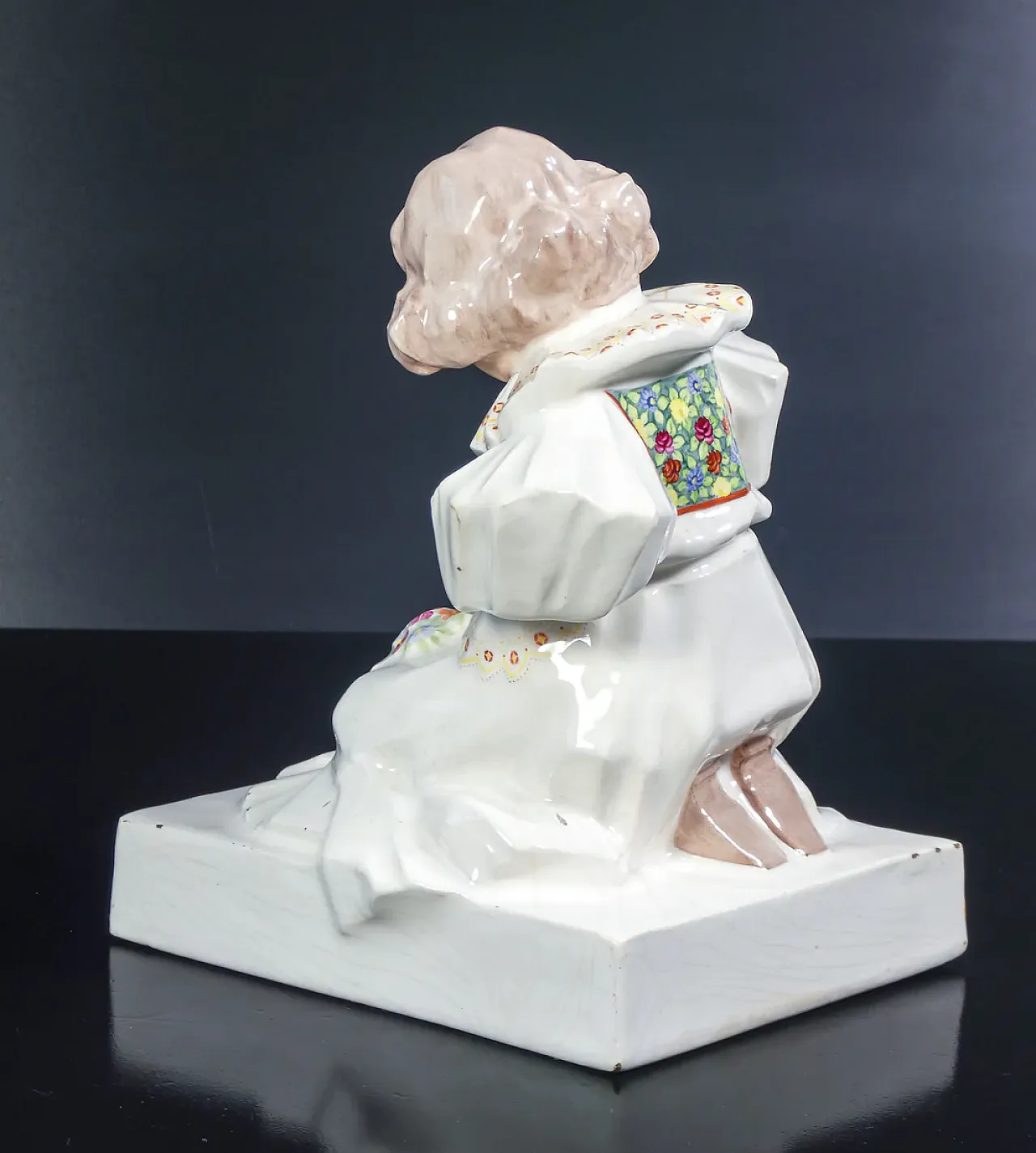 Ragazza inginocchiata con fiori, scultura in maiolica, anni '20 10