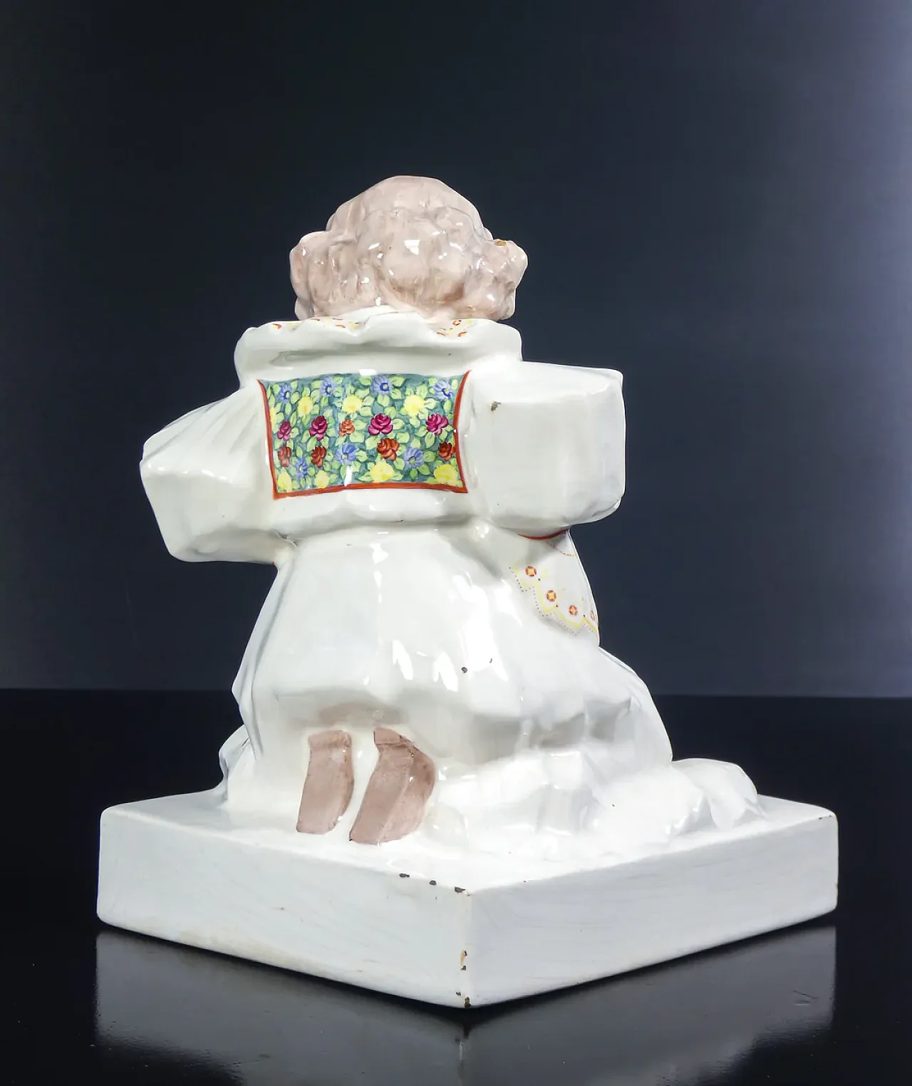 Ragazza inginocchiata con fiori, scultura in maiolica, anni '20 11