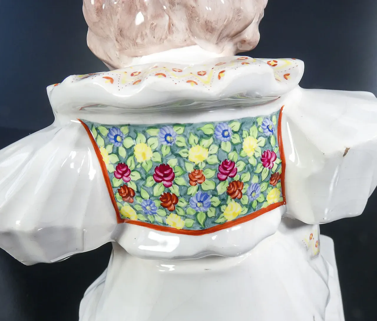 Ragazza inginocchiata con fiori, scultura in maiolica, anni '20 12
