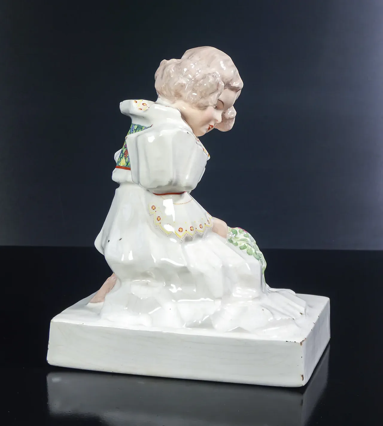 Ragazza inginocchiata con fiori, scultura in maiolica, anni '20 13
