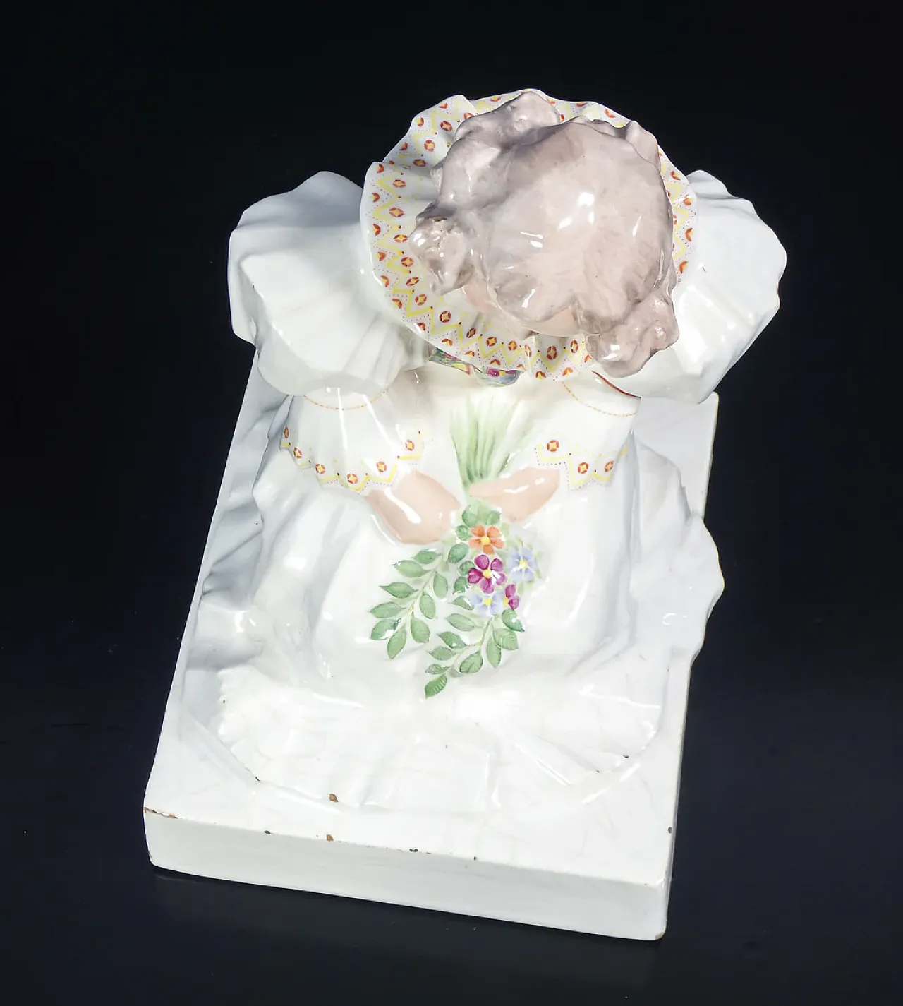 Ragazza inginocchiata con fiori, scultura in maiolica, anni '20 14