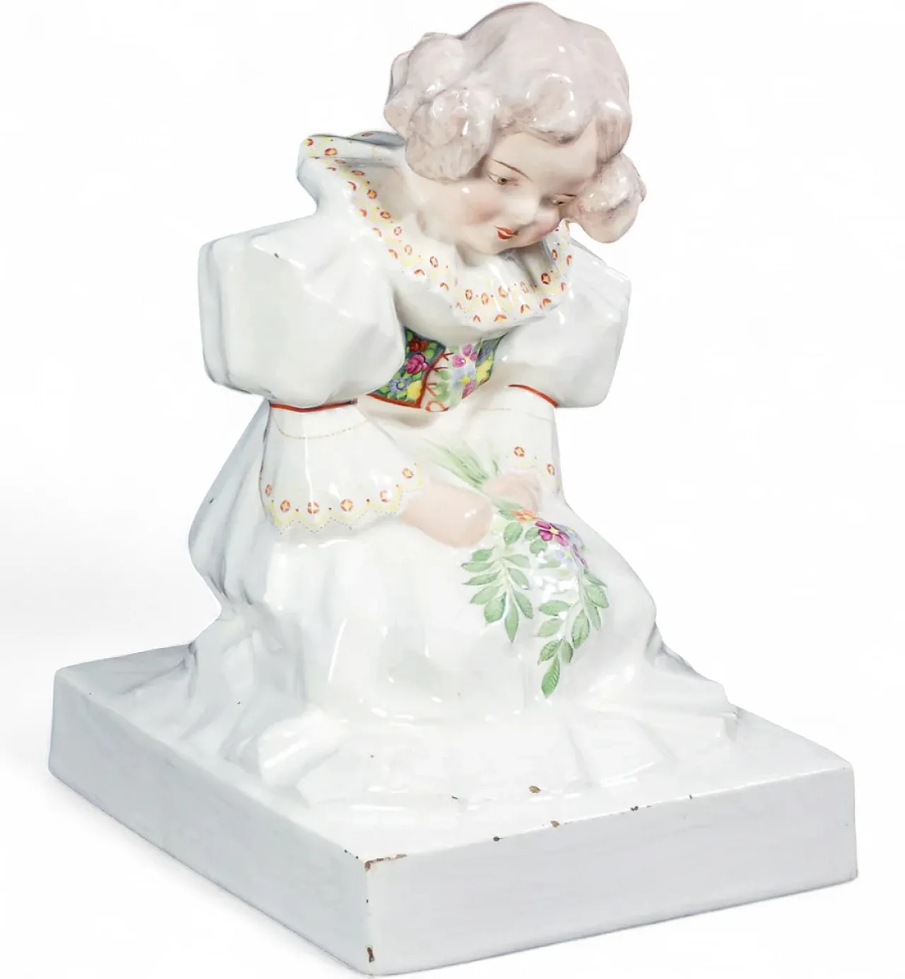 Ragazza inginocchiata con fiori, scultura in maiolica, anni '20 17