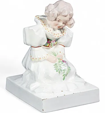 Ragazza inginocchiata con fiori, scultura in maiolica, anni '20