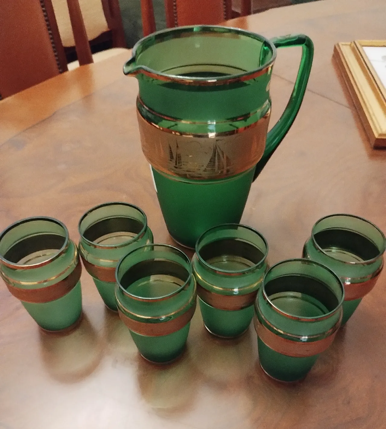 Servizio acqua con caraffa e bicchier verdi e oro, anni '50 2
