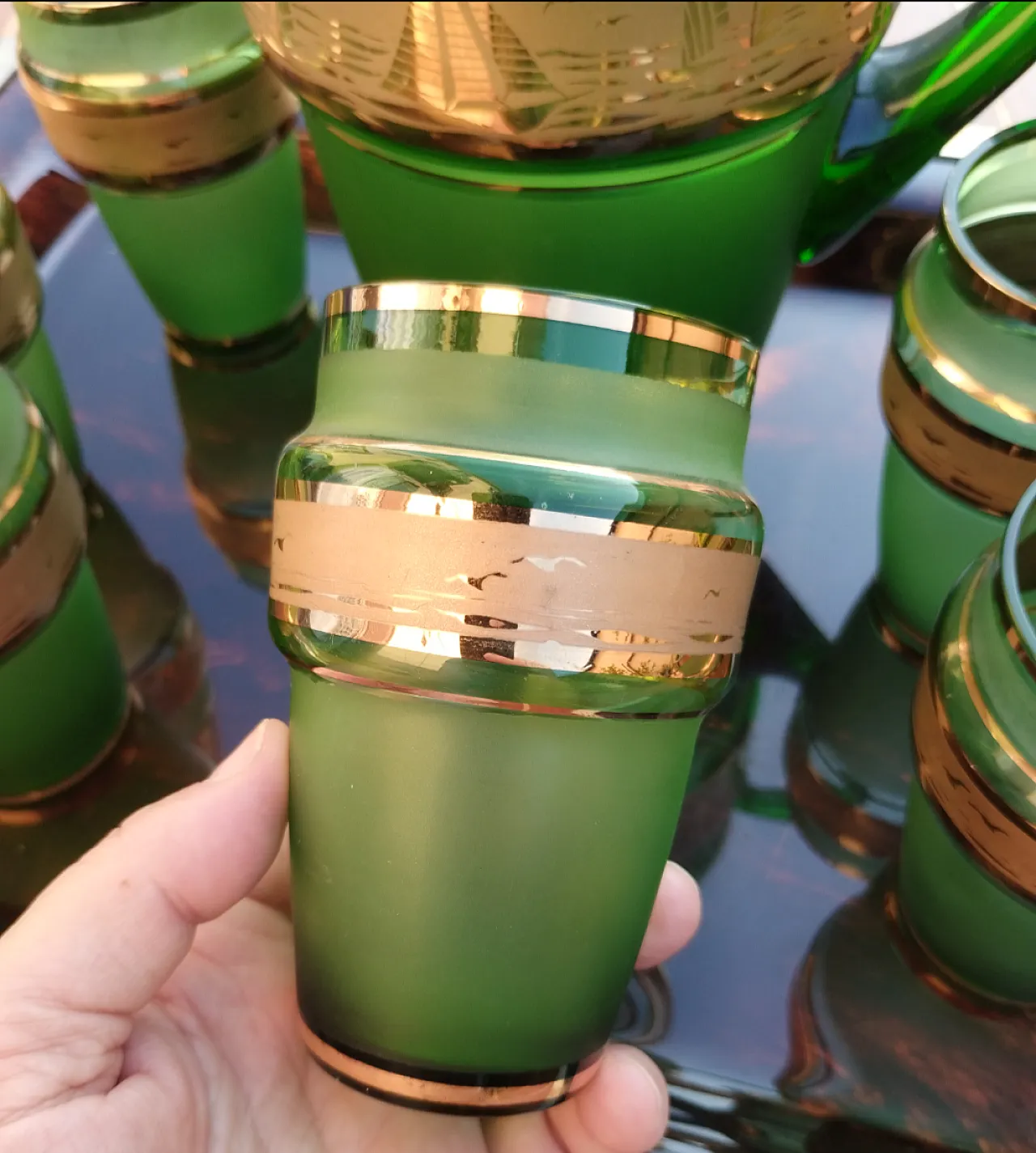 Servizio acqua con caraffa e bicchier verdi e oro, anni '50 6