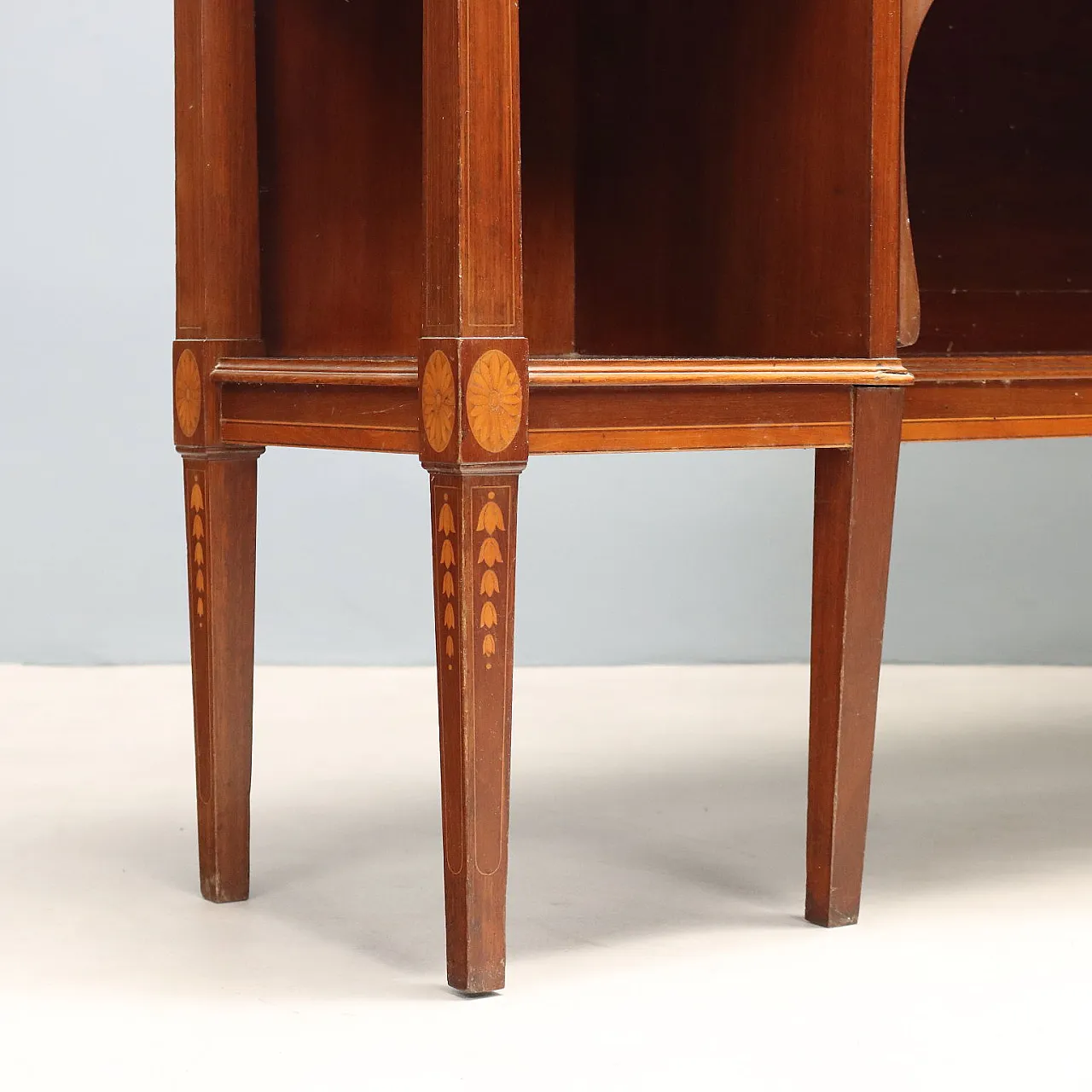 Mahogany display cabinet with maple inlays, 19th century 10