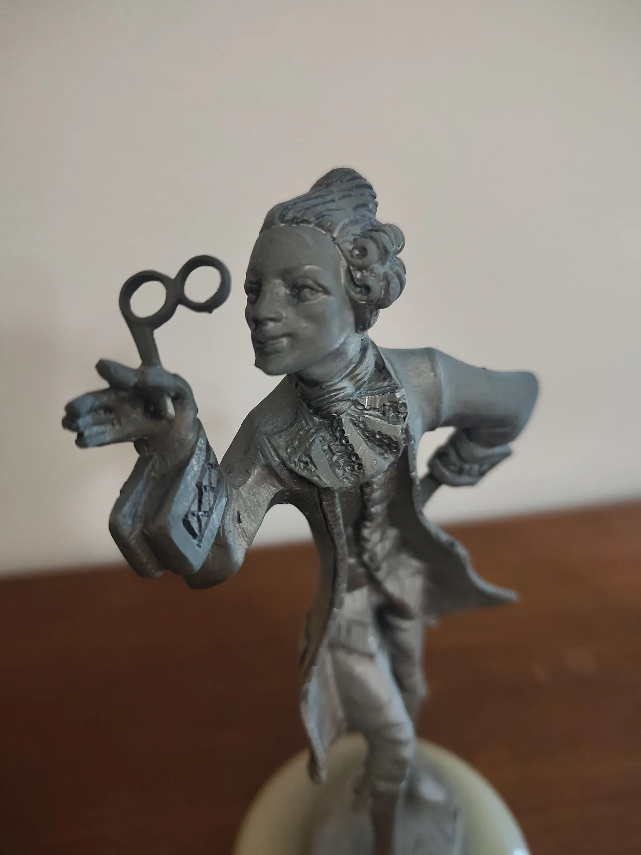 Coppia di statuette in peltro 3