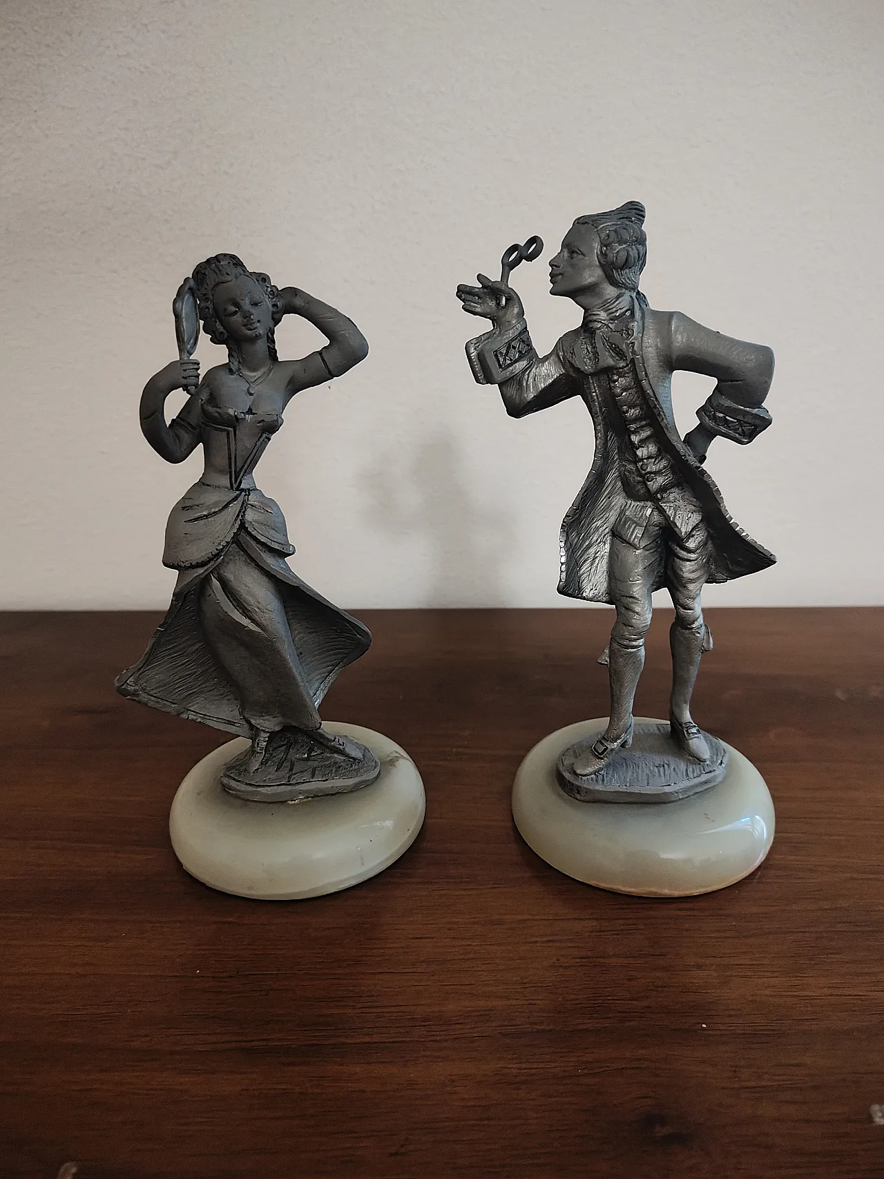 Coppia di statuette in peltro 6