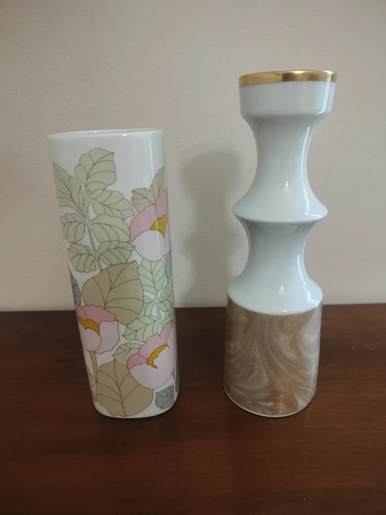 Modern porcelain vase with golden rim 1