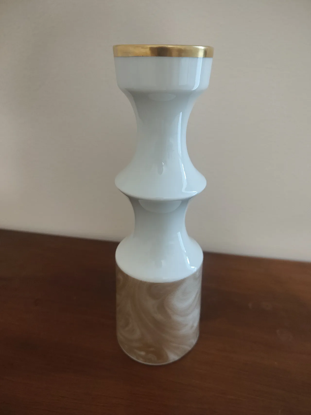 Modern porcelain vase with golden rim 2