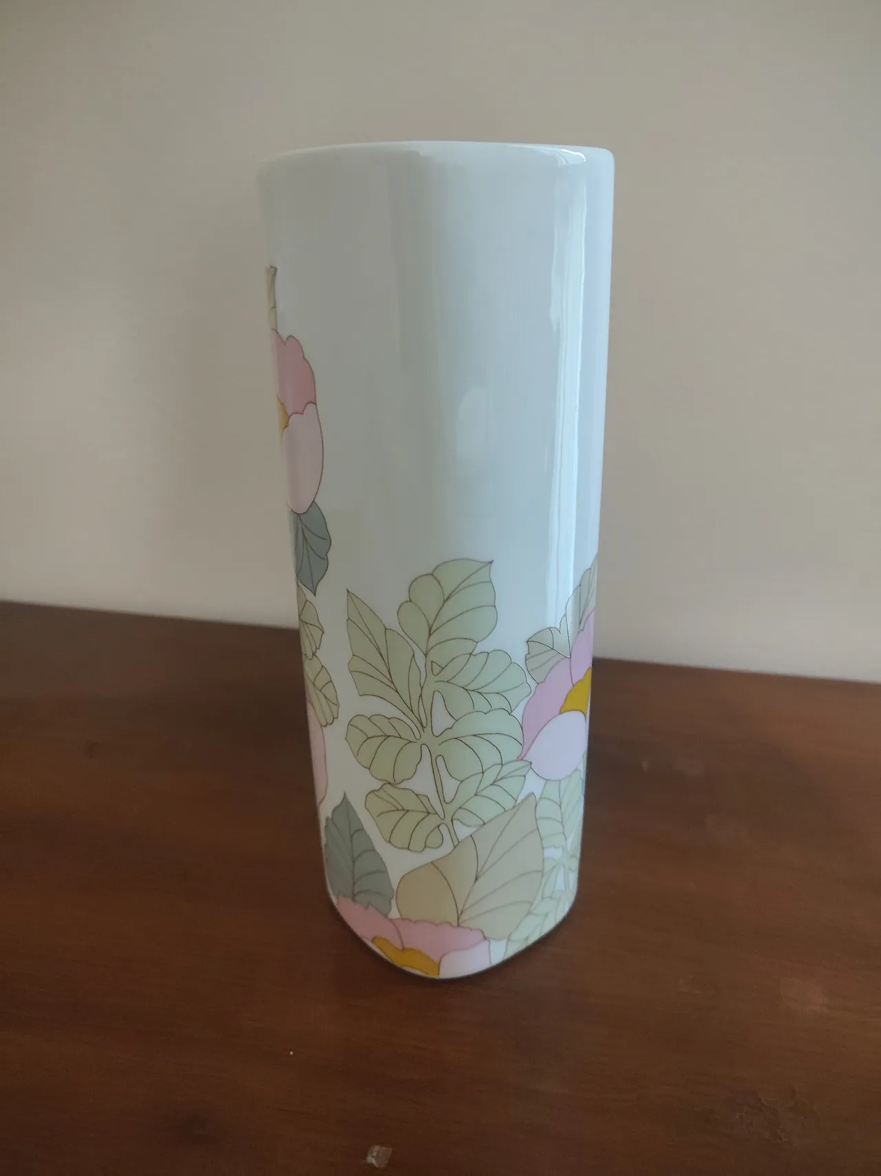 Modern porcelain vase with golden rim 3