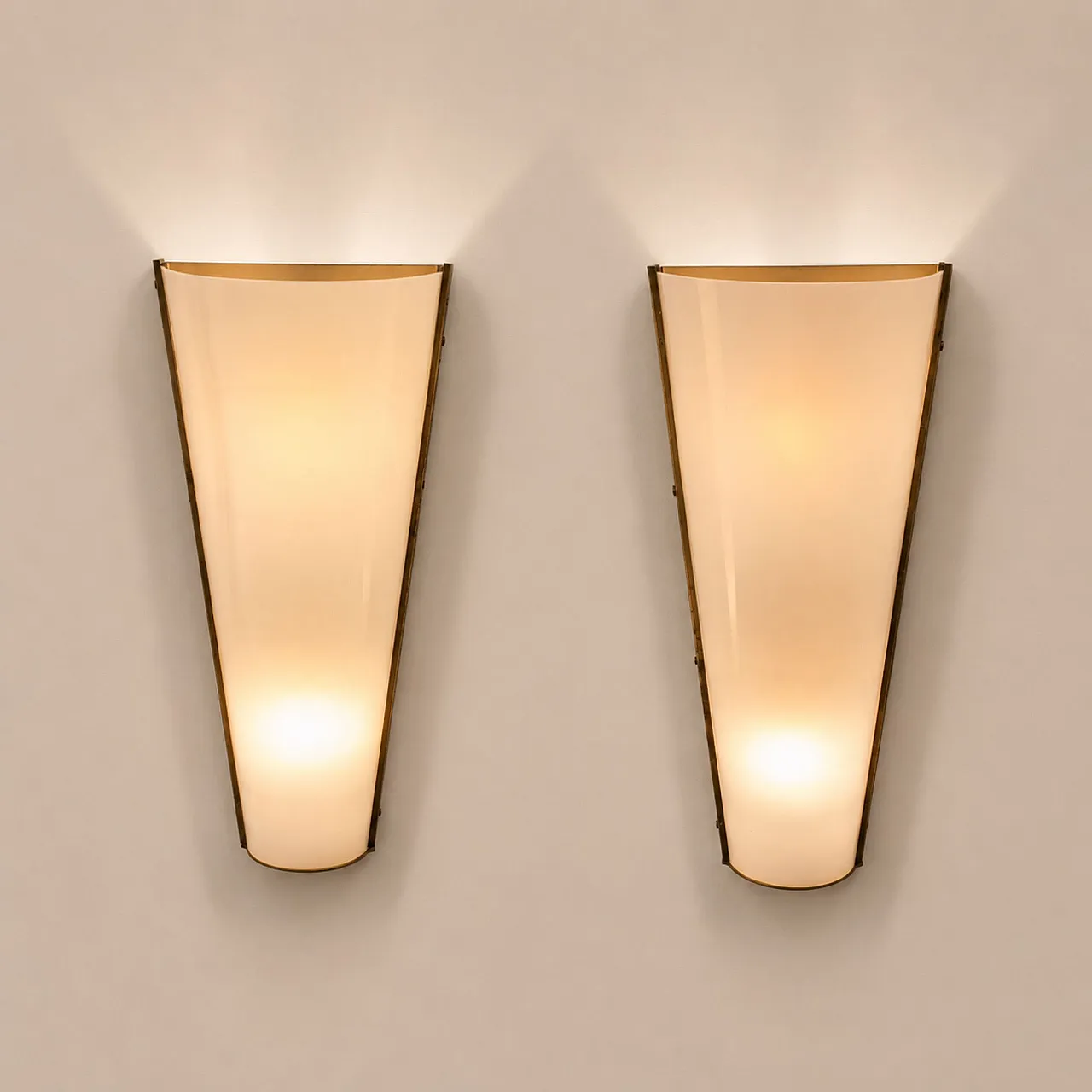 Coppia di appliques in plexiglass e ottone stile Stilux, anni ’70 3