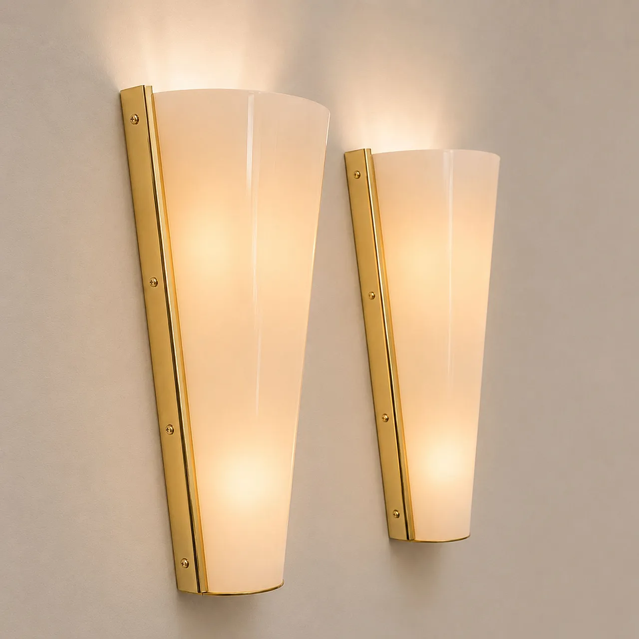 Coppia di appliques in plexiglass e ottone stile Stilux, anni ’70 4