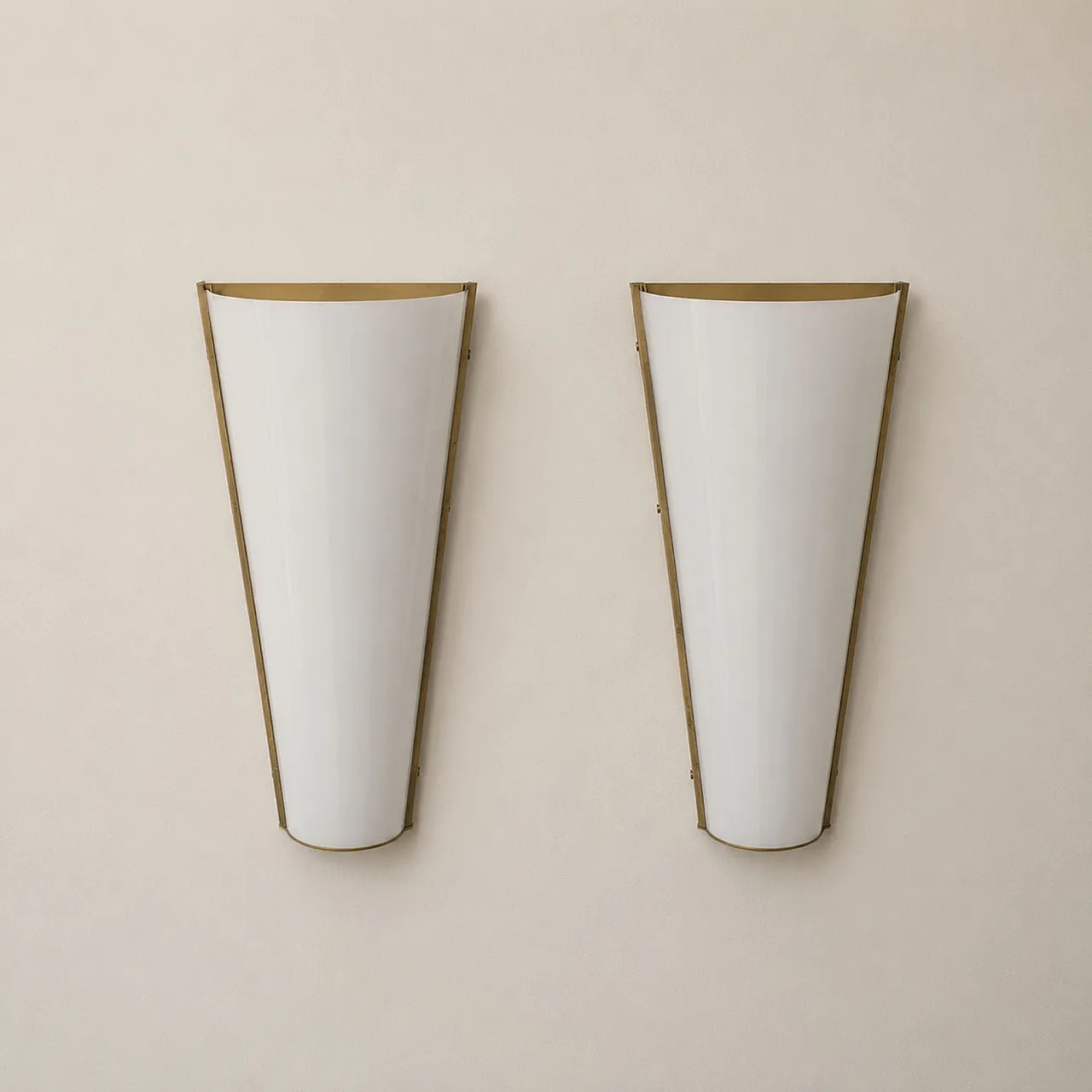 Coppia di appliques in plexiglass e ottone stile Stilux, anni ’70 5